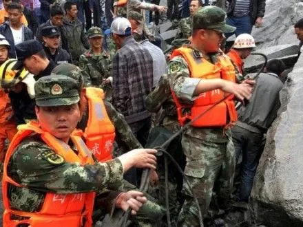 Щонайменше 140 осіб зникли безвісти в результаті зсуву грунту у Китаї