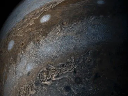 NASA опубликовало фото гигантских ураганов на Юпитере