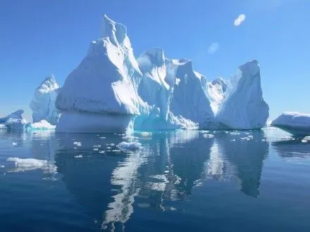 vid-antarktidi-vidkolovsya-gigantskiy-aysberg