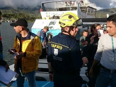 По меньшей мере шесть человек погибли при крушении судна с туристами в Колумбии
