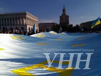 Величезний кримськотатарський прапор розгорнули на столичному Майдані