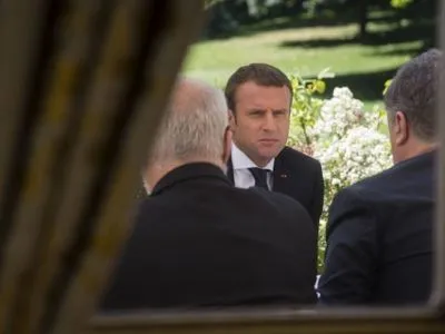 П.Порошенко передав президенту Франції картину, намальовану Р.Сущенком