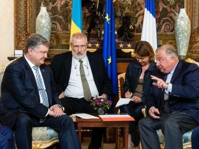 П.Порошенко запросив французьких сенаторів відвідати Донбас