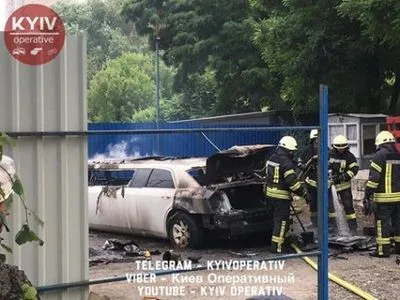 В Киеве неизвестные подожгли белый лимузин