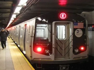 Поезд метро Нью-Йорка сошел с рельсов, есть пострадавшие