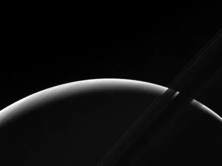 Cassini получил фотографии Сатурна в момент восхода солнца
