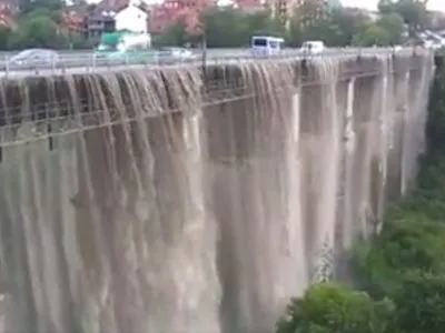 Очевидці опублікували відео наслідків негоди у Кам'янці-Подільському – поламані дерева та міст-водоспад