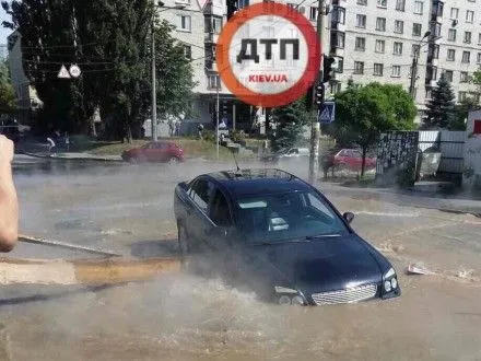 u-kiyevi-avto-z-mamoyu-i-ditinoyu-provalilos-pid-asfalt