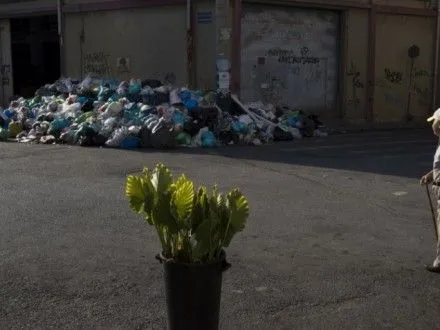 Из-за забастовки сборщиков мусора в Афинах образовались мусорные горы