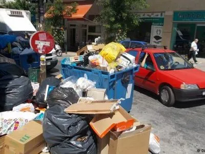 Греческие коммунальщики завершили мусорную забастовку