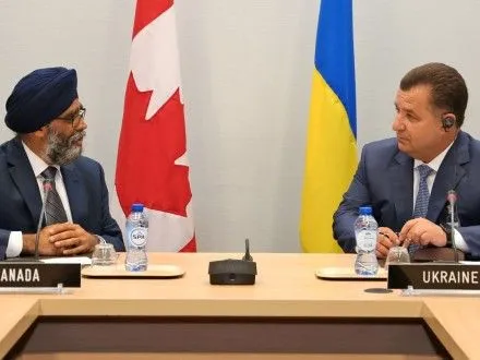 С.Полторак обговорив із міністром оборони Канади події на Донбасі і запросив в Україну