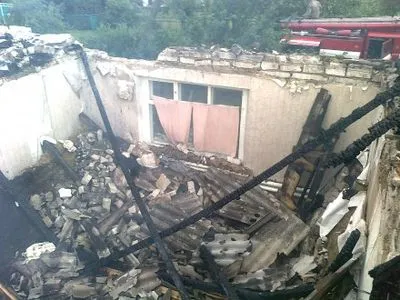 Через блискавку загорівся житловий будинок на Луганщині