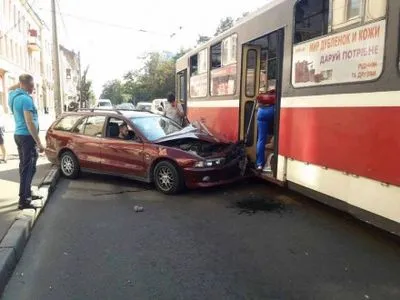 У Харкові автівка протаранила трамвай, є постраждалі