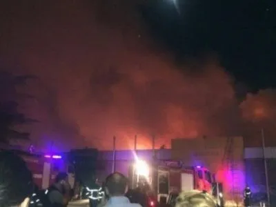 В Тбилиси горит один из крупнейших рынков
