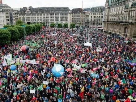 У Гамбурзі відбулися перші багатотисячні протести проти G20