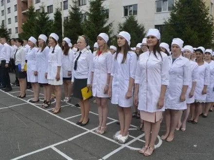 u-kiyevi-ponad-140-studentiv-medikiv-sklali-prisyagu-na-virnist-ukrayinskomu-narodovi