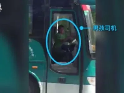 Школьник в Китае похитил автобус и почти час катался по городу