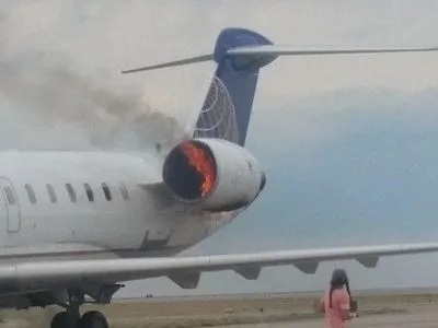 У США літак приземлився в аеропорту з палаючим двигуном