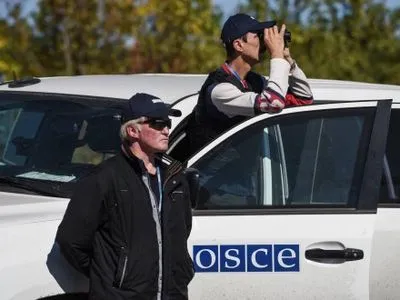 Миссия ОБСЕ видела в Луганской области грузовики с военными и две автоцистерны