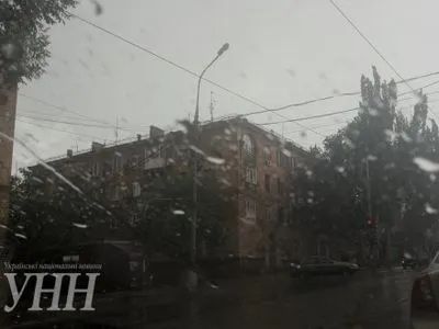Шторм в Маріуполі: шквальні вітри та зламані дерева перешкоджають руху транспорту