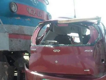 Поїзд протаранив авто на Запоріжжі, троє людей загинули