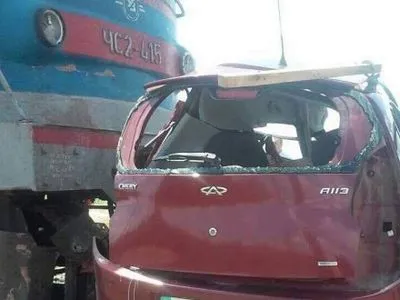 Поезд протаранил авто в Запорожской области, три человека погибли