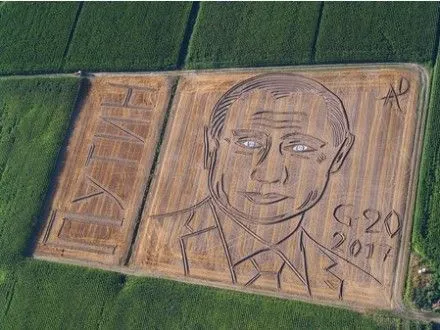 Портрет В.Путіна з’явився на полі в Італії