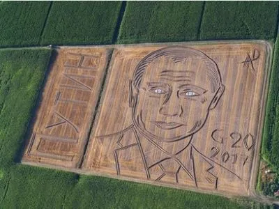 Портрет Путина появился на поле в Италии