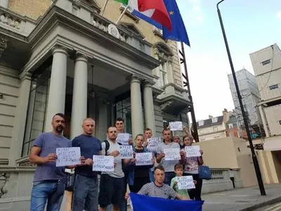 под итальянским посольством в Лондоне устроили акцию в поддержку В.Маркива
