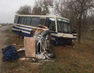 В результате столкновения автобуса и легковушки в Николаевской области погиб человек