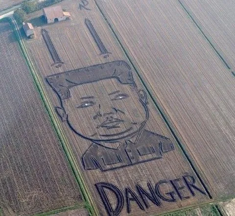 Ким Чен Ын и ракеты: на поле в Италии появился портрет лидера КНДР