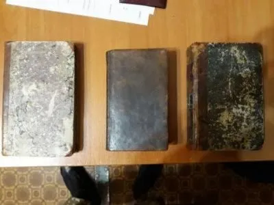 Проводница в московском поезде перевозила старинные книги
