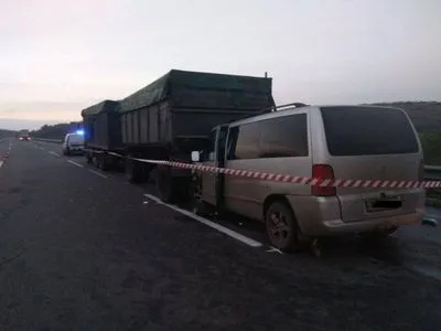 Внаслідок зіткнення мікроавтобусу та вантажівки на Миколаївщині постраждали 7 людей