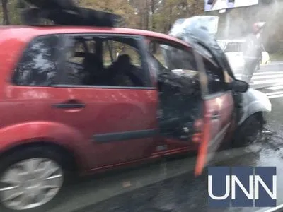 В Киеве на Столичном шоссе загорелся автомобиль