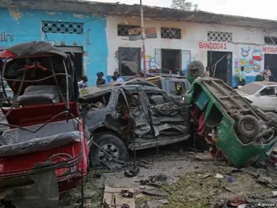 Число погибших в результате взрывов в столице Сомали возросло до 17