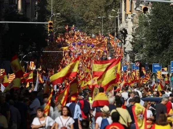 "Хотим быть вместе": в Барселоне сотни тысяч вышли на улицы за единство страны