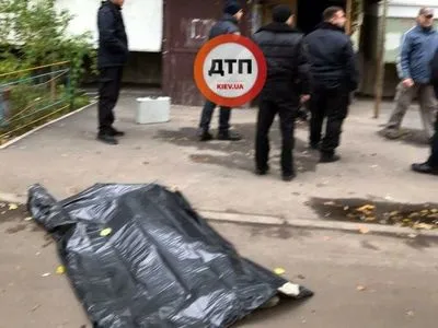 В Киеве мужчина выбросился из окна шестого этажа