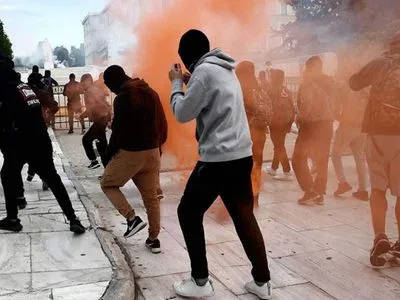В Афинах полиция применила слезоточивый газ во время митинга школьников