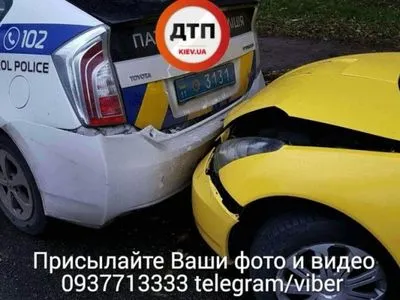 У Києві авто на іноземних номерах протаранило поліцію
