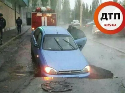 У Києві під асфальт провалився автомобіль