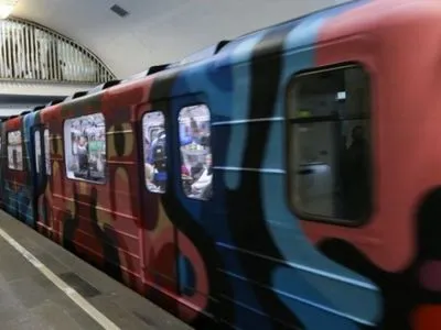 На синій гілці київського метро людина впала на колії