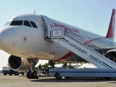 Экстренная посадка в Одессе: опасных предметов в самолете не нашли