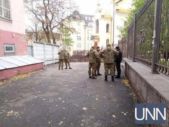 До будівлі Солом'янського райсуду Києва стягнули силовиків