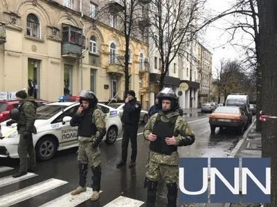 В Харькове продолжаются поиски взрывчатки в здании, где предположительно проходил обыск у сына Авакова
