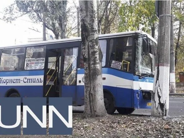 u-khersoni-avtobus-s-pasazhirami-vrizavsya-v-stovp-ye-postrazhdali