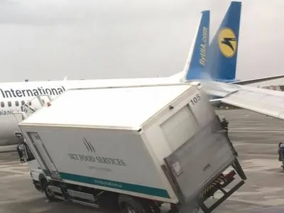 У Борисполі літак зачепив вантажівку