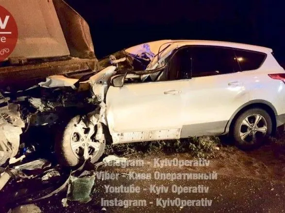 В Киеве автомобиль врезался в тягач с прицепом, есть пострадавший