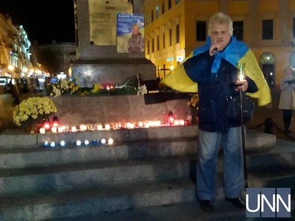 Цветы и свечи: в Одессе собрался митинг памяти Окуевой