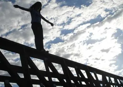 Неповнолітня скоїла самогубство на Закарпатті, стрибнувши з мосту