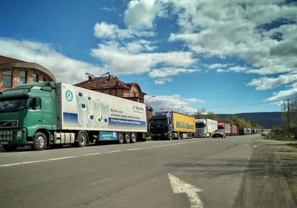 Оформление грузовиков частично ограничат на границе со Словакией
